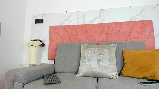 Hanna lens online show from April 9, 7:20 pm