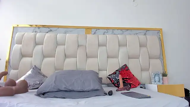 Hanna lens online show from March 6, 6:03 pm