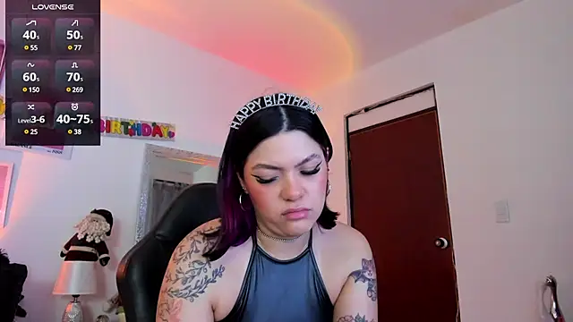 Snapshot of AnnieHuntters chatting on December 27, 2:04 am AnnieHuntters online show from December 27, 2:04 am