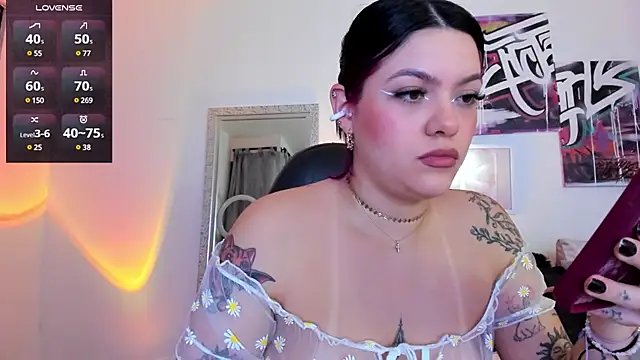 Snapshot of AnnieHuntters chatting on December 11, 1:37 am AnnieHuntters online show from December 11, 1:37 am