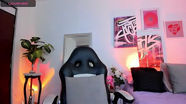 Snapshot of AnnieHuntters chatting on March 18, 3:23 am AnnieHuntters online show from March 18, 3:23 am