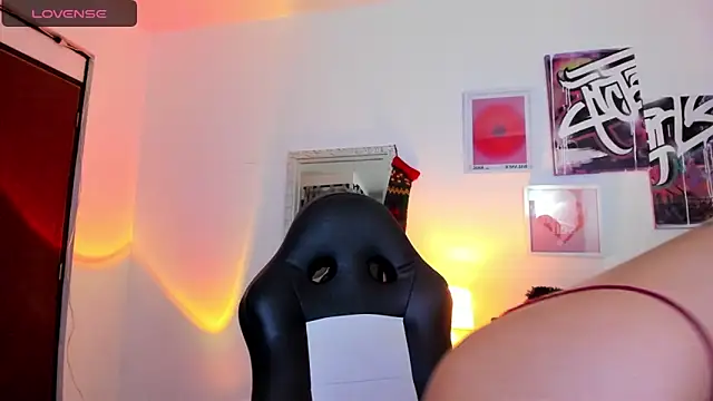 Snapshot of AnnieHuntters chatting on December 10, 2:16 am AnnieHuntters online show from December 10, 2:16 am