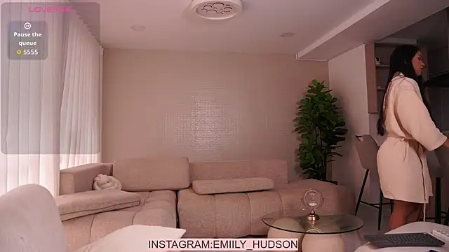 emily huddson  online show from April 15, 9:04 pm