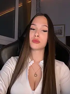 EricaWalls online show from April 13, 6:45 pm