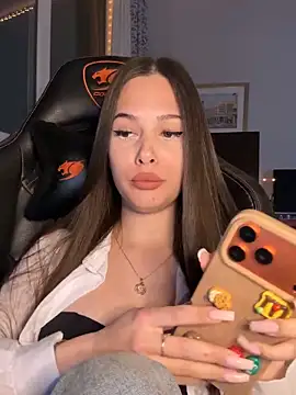 EricaWalls online show from April 18, 6:21 pm