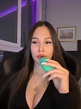 EricaWalls online show from March 25, 7:24 pm