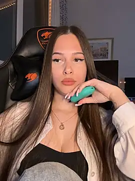 EricaWalls online show from April 18, 7:07 pm