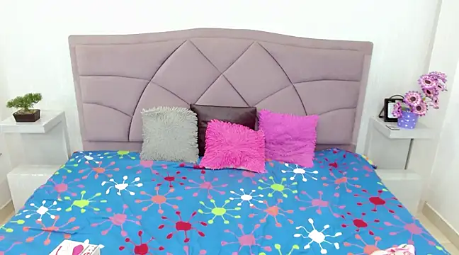 Snapshot of michell_madisonn chatting on February 18, 9:09 pm michell madisonn online show from February 18, 9:09 pm