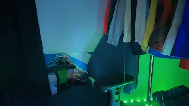 Snapshot of PeytonJohnn chatting on November 6, 1:42 am PeytonJohnn online show from November 6, 1:42 am