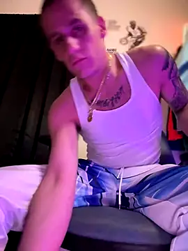 Snapshot of PeytonJohnn chatting on November 13, 2:37 am PeytonJohnn online show from November 13, 2:37 am