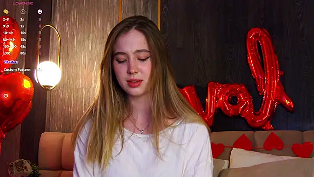 LoraineLuff online show from February 16, 9:05 pm