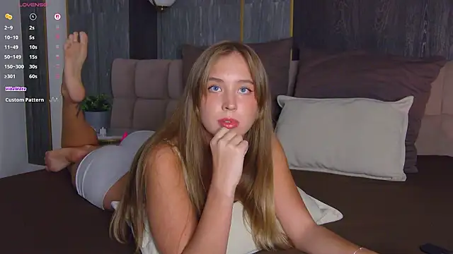 LoraineLuff online show from March 4, 3:09 pm