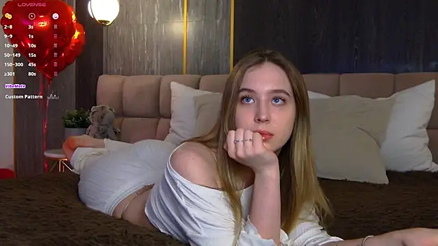 LoraineLuff online show from February 23, 2:35 pm