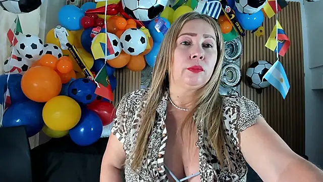 Snapshot of Danna_topless chatting on June 15, 12:05 pm Danna topless online show from June 15, 12:05 pm