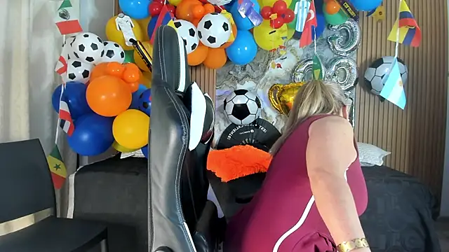 Snapshot of Danna_topless chatting on July 11, 12:05 pm Danna topless online show from July 11, 12:05 pm