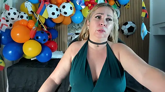 Snapshot of Danna_topless chatting on June 30, 12:16 pm Danna topless online show from June 30, 12:16 pm
