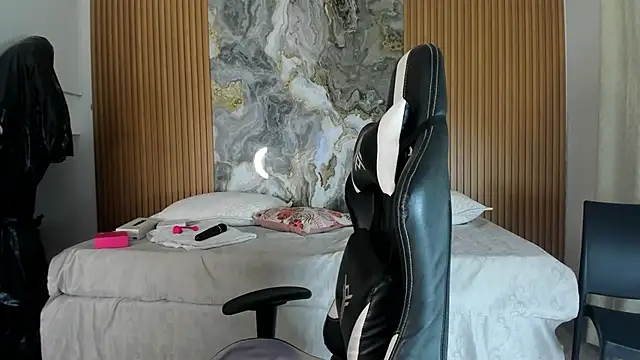 Snapshot of Danna_topless chatting on November 27, 12:05 pm Danna topless online show from November 27, 12:05 pm