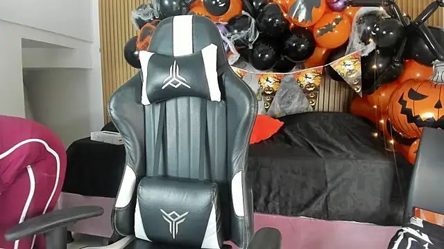 Snapshot of Danna_topless chatting on October 22, 12:04 pm Danna topless online show from October 22, 12:04 pm