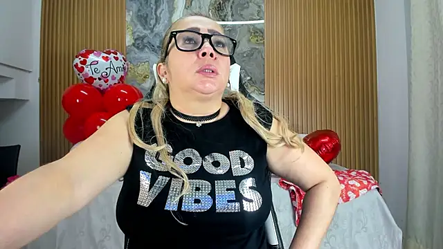Snapshot of Danna_topless chatting on March 6, 12:09 pm Danna topless online show from March 6, 12:09 pm