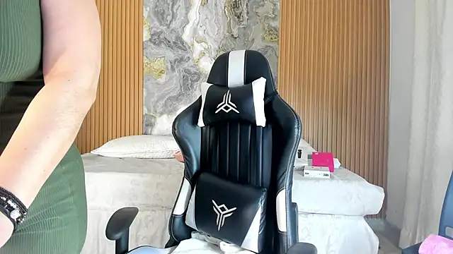 Snapshot of Danna_topless chatting on December 2, 12:07 pm Danna topless online show from December 2, 12:07 pm