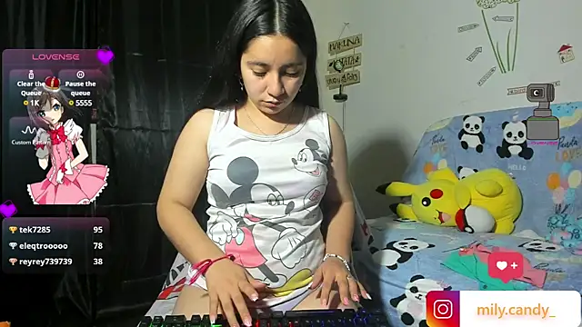 Snapshot of litle_mily_ chatting on February 2, 4:05 am litle mily online show from February 2, 4:05 am