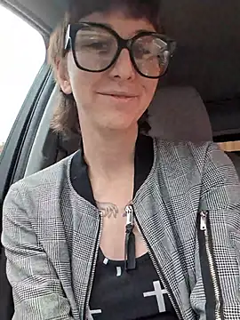 lovelylucyy online show from December 21, 7:59 pm