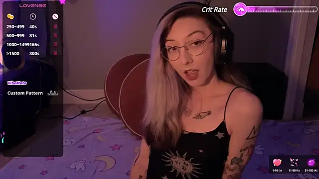 lovelylucyy online show from December 23, 1:51 am