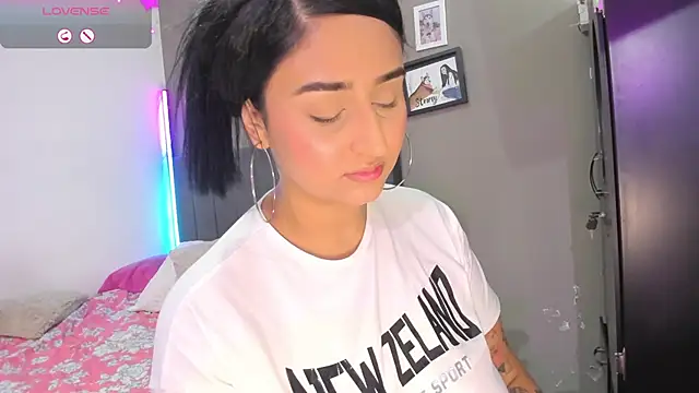 Snapshot of curvy_jhacky chatting on February 9, 3:53 am curvy jhacky online show from February 9, 3:53 am