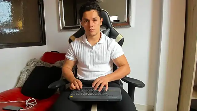 julian wallace online show from April 13, 4:44 pm