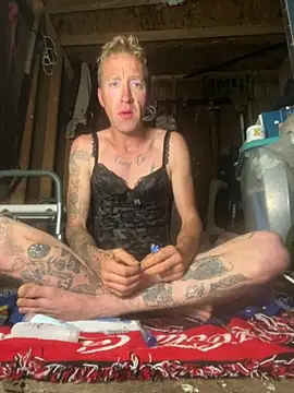 Snapshot of bentoverblonde chatting on September 29, 12:11 pm bentoverblonde online show from September 29, 12:11 pm