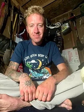 Snapshot of bentoverblonde chatting on September 27, 4:35 pm bentoverblonde online show from September 27, 4:35 pm