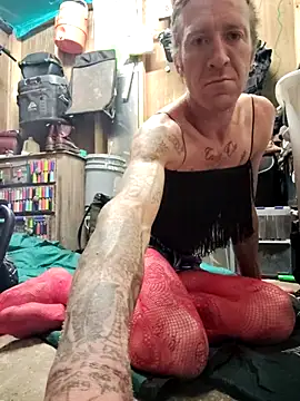 Snapshot of bentoverblonde chatting on October 29, 2:32 am bentoverblonde online show from October 29, 2:32 am