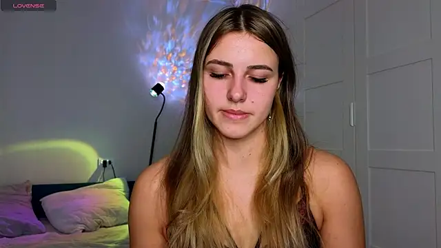 Snapshot of sophia_euphoriaa chatting on October 15, 6:33 am sophia euphoriaa online show from October 15, 6:33 am