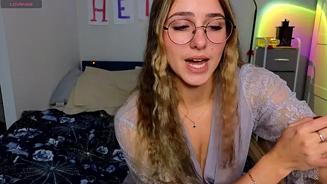 Snapshot of sophia_euphoriaa chatting on November 13, 9:24 am sophia euphoriaa online show from November 13, 9:24 am