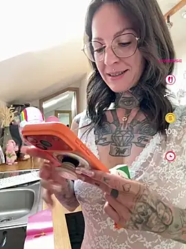 BrownieyQueen online show from April 26, 6:43 am