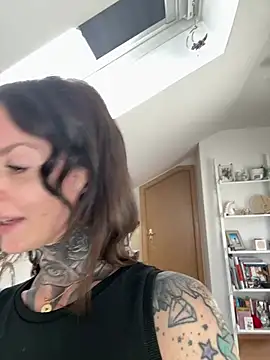 BrownieyQueen online show from March 9, 7:45 am