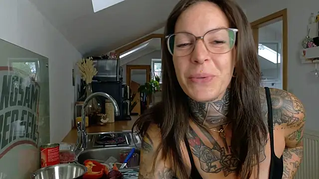 Snapshot of BrownieyQueen chatting on July 1, 8:25 am BrownieyQueen online show from July 1, 8:25 am