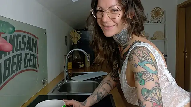 BrownieyQueen online show from April 2, 4:52 am