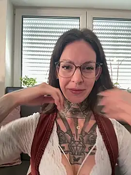 BrownieyQueen online show from March 8, 9:45 am