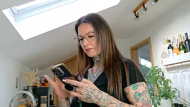 Snapshot of BrownieyQueen chatting on March 22, 7:04 am BrownieyQueen online show from March 22, 7:04 am
