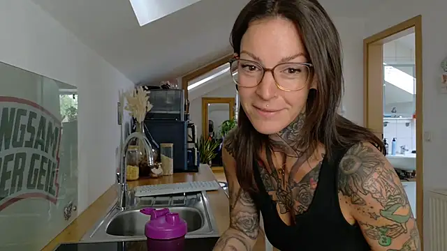 Snapshot of BrownieyQueen chatting on July 23, 7:27 am BrownieyQueen online show from July 23, 7:27 am