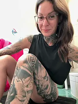 Snapshot of BrownieyQueen chatting on June 18, 5:51 pm BrownieyQueen online show from June 18, 5:51 pm