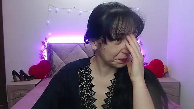 Snapshot of LiluGrants chatting on February 3, 2:53 am LiluGrants online show from February 3, 2:53 am