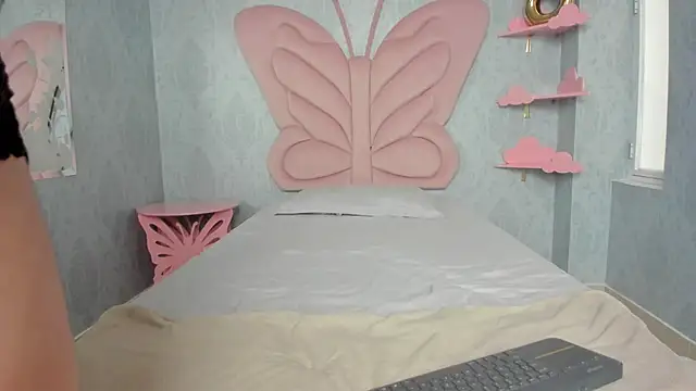 Snapshot of MaddyCute4u chatting on February 21, 2:38 pm MaddyCute4u online show from February 21, 2:38 pm