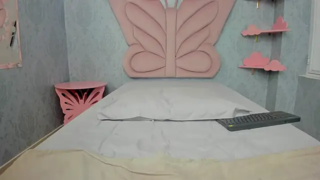 Snapshot of MaddyCute4u chatting on February 24, 3:20 pm MaddyCute4u online show from February 24, 3:20 pm