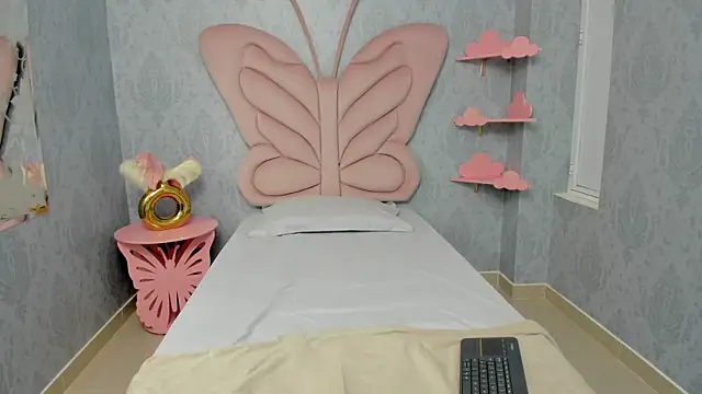 Snapshot of MaddyCute4u chatting on February 12, 11:40 am MaddyCute4u online show from February 12, 11:40 am