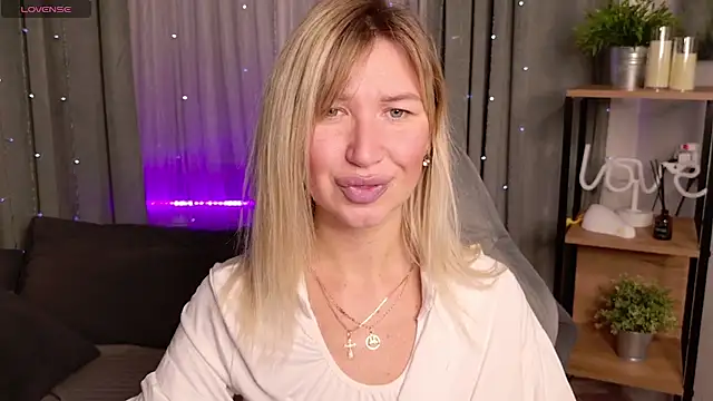 Snapshot of MilaBott chatting on September 22, 8:15 pm MilaBott online show from September 22, 8:15 pm