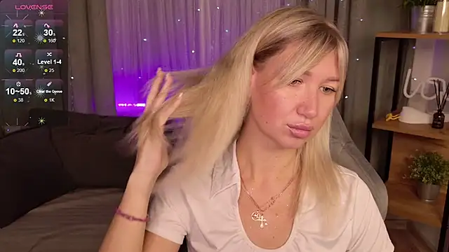 Snapshot of MilaBott chatting on October 15, 7:44 pm MilaBott online show from October 15, 7:44 pm