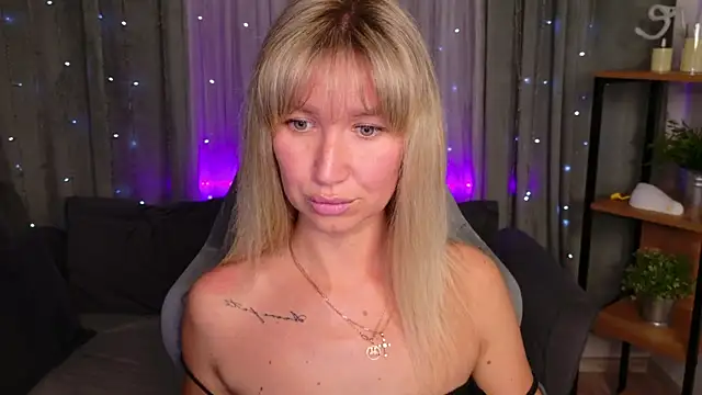 Snapshot of MilaBott chatting on July 8, 7:36 pm MilaBott online show from July 8, 7:36 pm