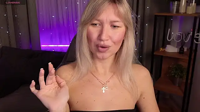 Snapshot of MilaBott chatting on October 13, 8:21 pm MilaBott online show from October 13, 8:21 pm